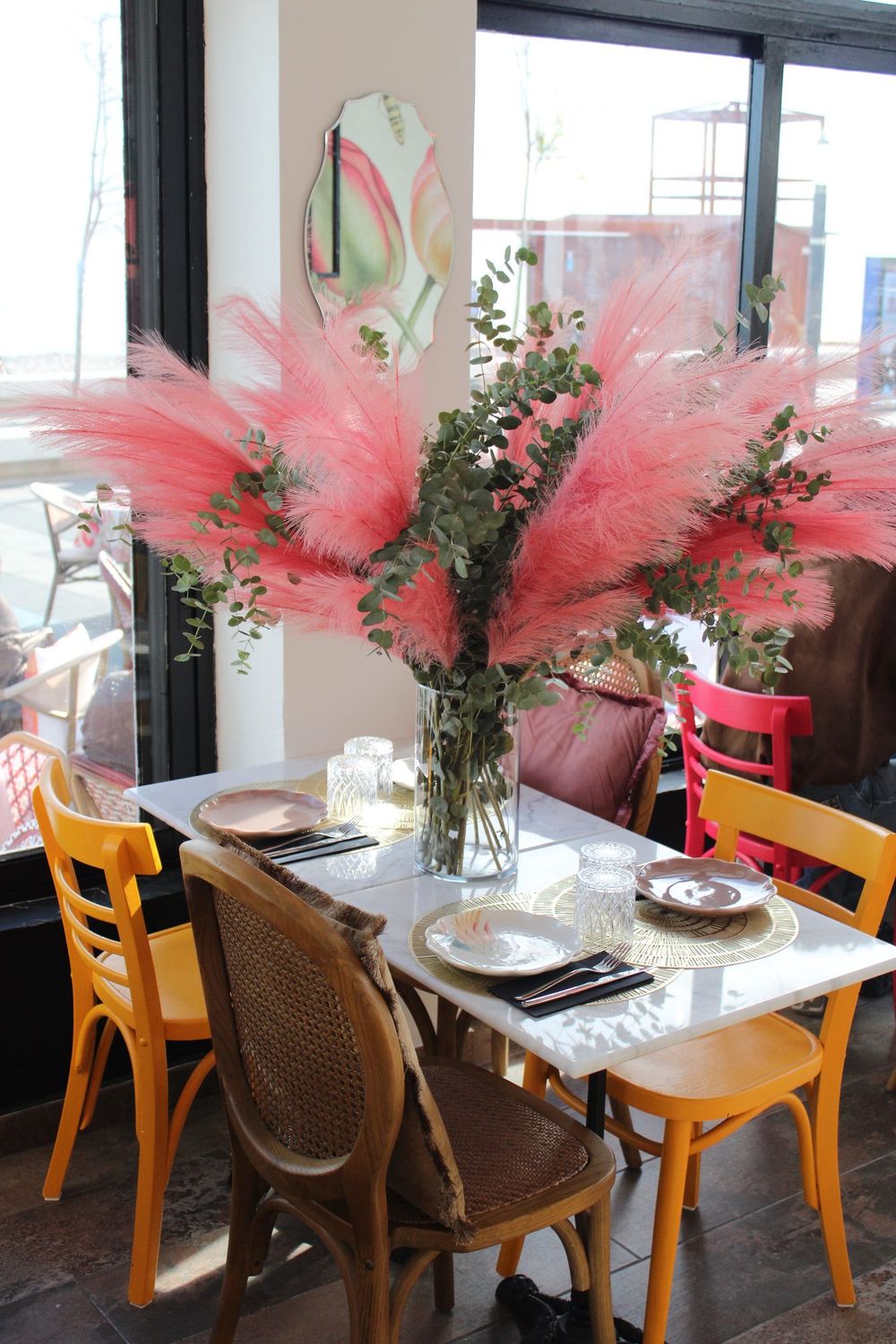 Pampas roses et chaises colorées