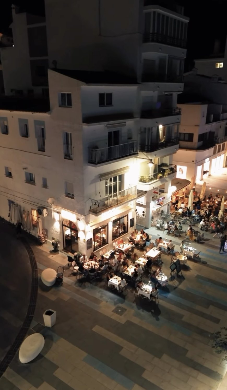 La terrasse de ROSA un soir d'été, pleine, sur le Passeig del Mediterrani à Altea